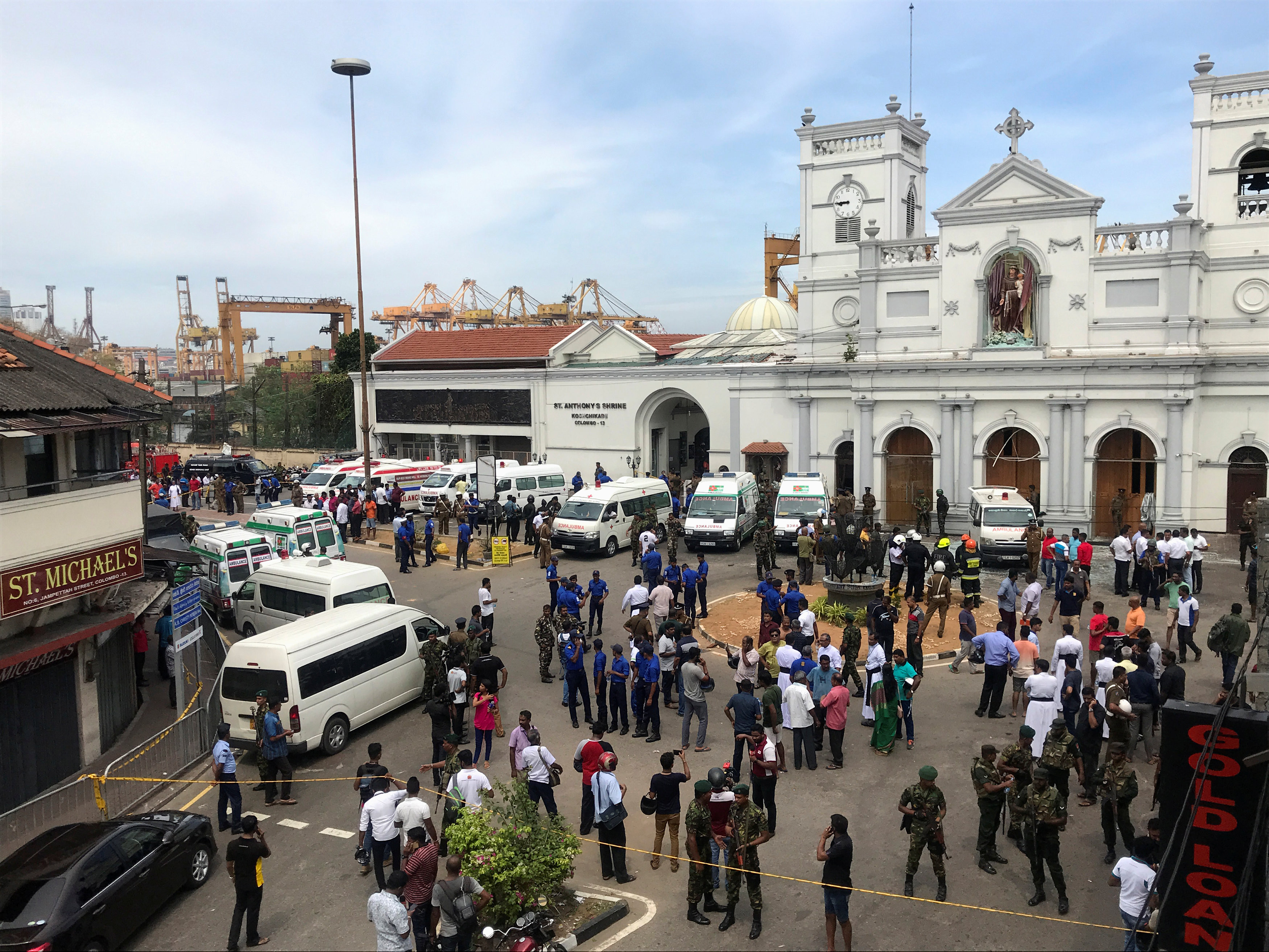 ▲▼ 斯里蘭卡21日驚傳連環爆炸案，軍方動員守在首都可倫坡的St. Anthony`s Shrine前方。（圖／路透）