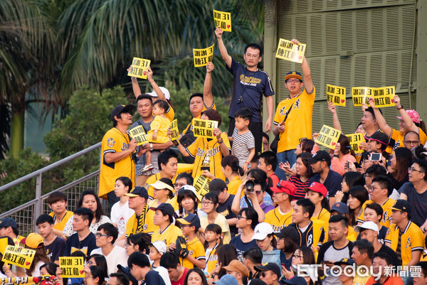 ▲▼中信兄弟陳江和引退賽,比賽中球迷。(圖/記者季相儒攝)