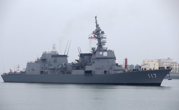 ▲▼日本海上自衛隊護衛艦「涼月號」（DD-117）抵達青島。（圖／路透）