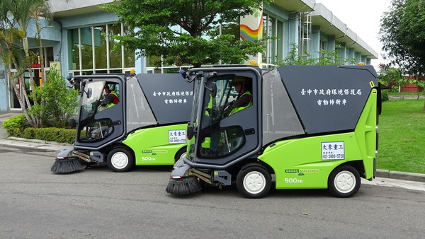 ▲台中市政府添購電動掃街車，抑制揚塵。（圖／台中市政府提供）