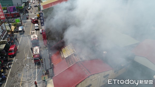 ▲台南市善化區中山路一家藥房加蓋鐵厝發生火警，消防局出動大批消防人車前往搶救，幸未造成人員傷亡。（圖／記者林悅翻攝，下同）