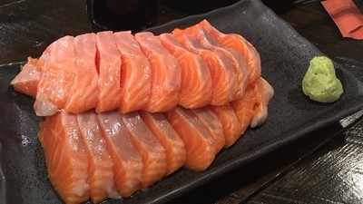 鮭魚生魚片「吃到飽只要200塊」！北海道薄野「飯場狼」連和牛都有