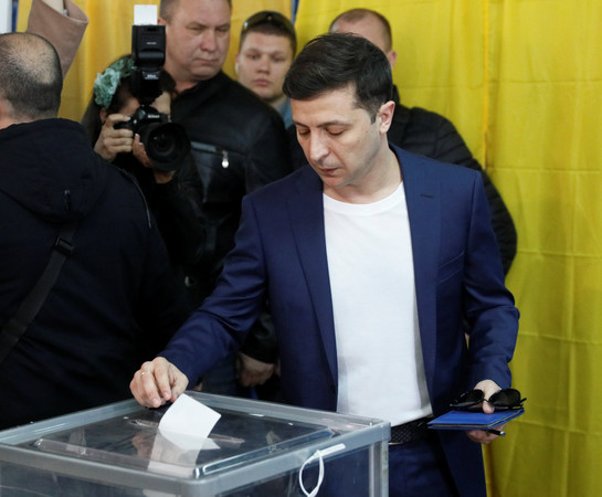 ▲▼烏克蘭諧星澤倫斯基高票當選總統，但投票時卻因忘形將選票展示給周遭媒體而遭罰24歐元。（圖／路透）