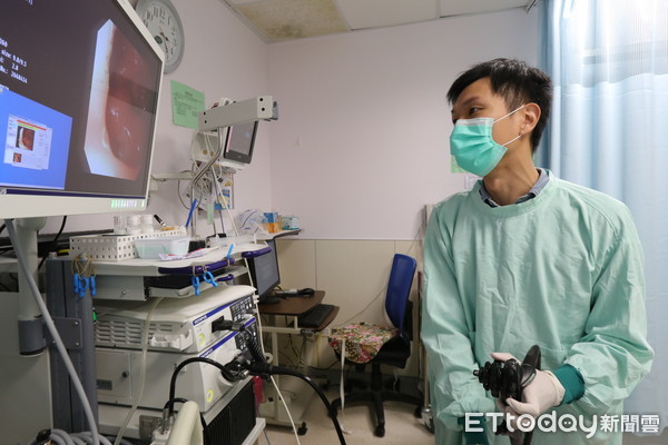 ▲▼亞大醫院小兒腸胃科主治醫師陳德慶透過胃鏡檢查排除病因。(圖/亞大醫院提供)