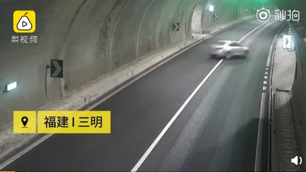 女駕駛開車「34分鐘狂看手機30次」　時速120公里自撞隧道壁慘死。（圖／翻攝自大陸《微辣Video》）