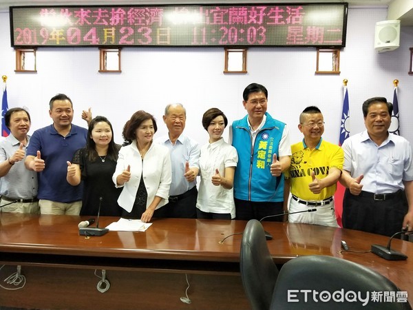 ▲▼宜蘭縣長林姿妙23日向鄉親報告「貨出6億、人進2萬」的宜蘭大陸團戰功。(圖/記者游芳男攝,下同)