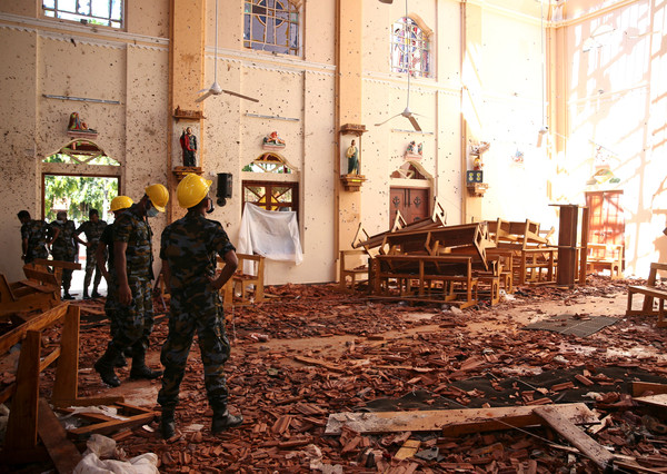 ▲軍方人員進入內貢博（Negombo）一間天主堂調查。（圖／路透）