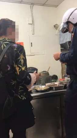 眼鏡女饒河夜市買冰闖櫃檯點餐，老闆報警她吐痰反嗆。（圖／翻攝自Facebook／爆料公社）