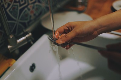 洗碗怎麼洗得輕鬆、節省時間？　4重點把握「不疊盤子、先泡水」超重要