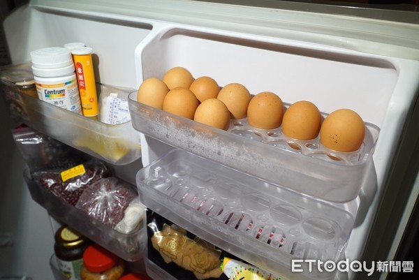 ▲雞蛋放在冰箱架上容易受溫度變化影響、變質。（圖／記者姜國輝攝）