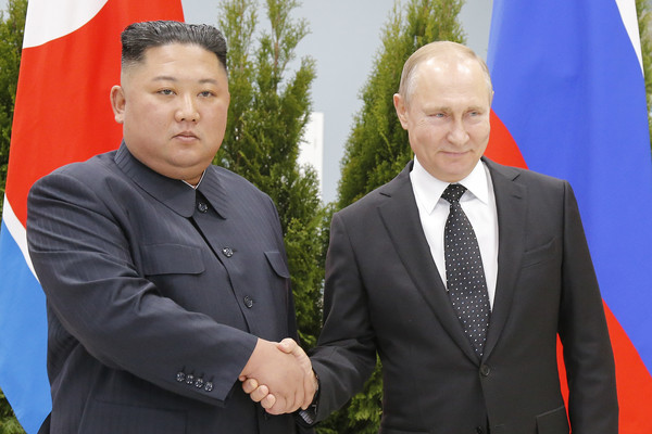 ▲▼ 俄羅斯總統普丁（Vladimir Putin）與北韓領導人金正恩（Kim Jong-un）25日正式會面。（圖／達志影像／美聯社）