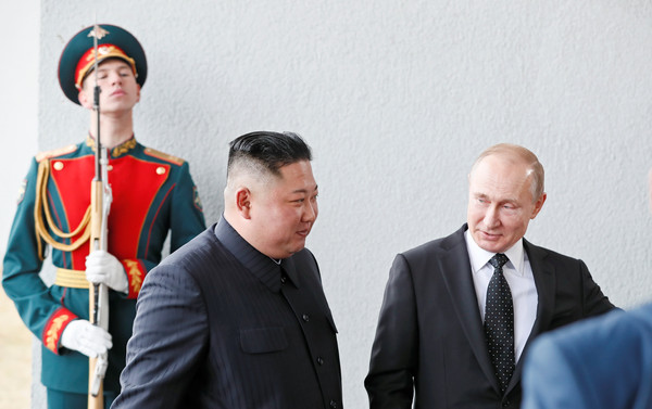 ▲▼ 普金會, 俄羅斯總統普丁（Vladimir Putin）與北韓領導人金正恩（Kim Jong-un）25日正式會面。（圖／路透社） 
