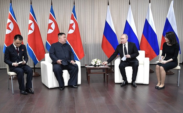 ▲▼ 普金會／俄羅斯總統普丁（Vladimir Putin）與北韓領導人金正恩（Kim Jong-un）25日正式會面。（圖／翻攝自克里姆林宮網站）