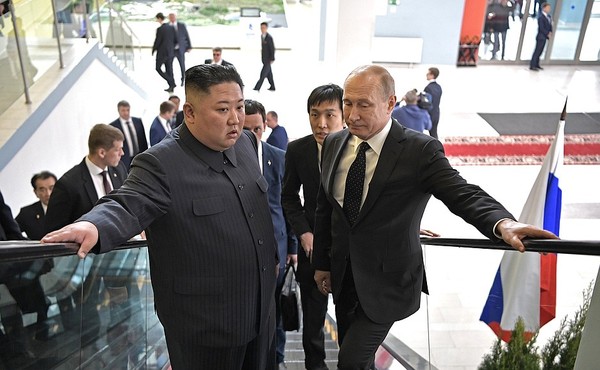 ▲▼ 普金會／俄羅斯總統普丁（Vladimir Putin）與北韓領導人金正恩（Kim Jong-un）25日正式會面。（圖／翻攝自克里姆林宮網站）