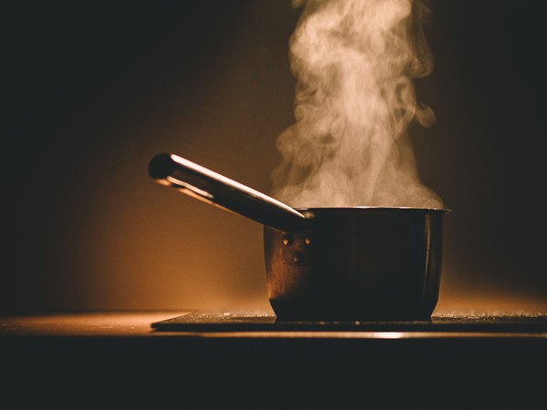 ▲▼鍋子,電磁爐,煮水,燙,冒煙。（圖／取自免費圖庫Pixabay）