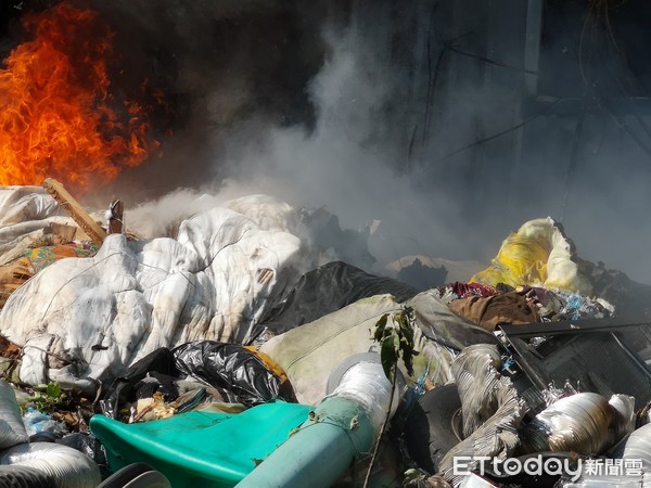 ▲員林市山腳路4段1間鐵皮屋堆放廢棄排油煙機，引燃大火。（圖／記者唐詠絮攝）