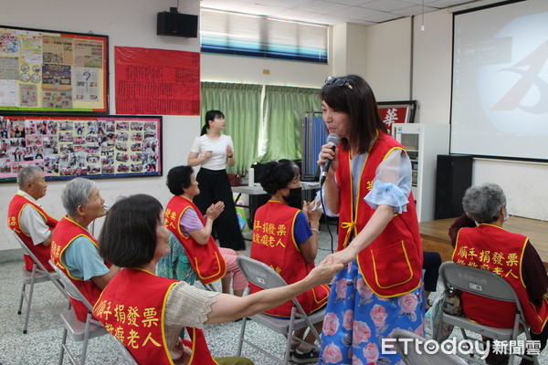 ▲台南華山基金會安定愛心天使站，舉辦「8歲生日慶」感恩茶會，邀請服務的長輩、長期支持的善士及義工們一同分享喜樂。（圖／記者林悅翻攝，下同）