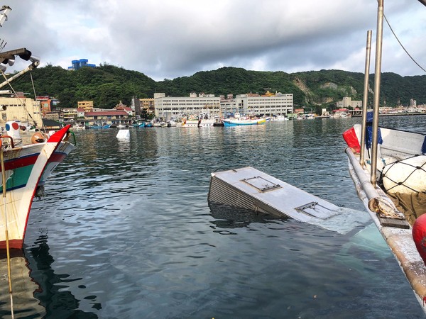 ▲▼八斗子漁港驚傳3貨車落海。（圖／記者郭世賢翻攝）