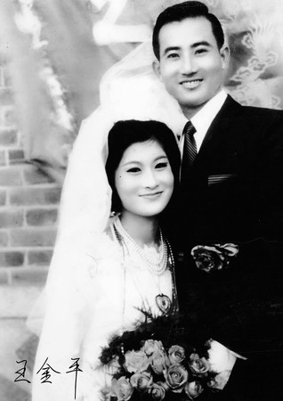 ▲▼前立法院長王金平與老婆的婚紗照。（圖／翻攝自台灣公道伯王金平臉書粉專）