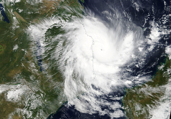 ▲▼ 強大熱帶氣旋肯尼斯（Kenneth）進逼非洲東南部國家莫三比克（Mozambique），預計26日登錄莫三比克東北部地區。（圖／路透）
