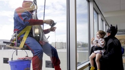 超級英雄現身醫院窗外！洗窗工人扮成蜘蛛人　 10樓垂吊而下逗樂病童