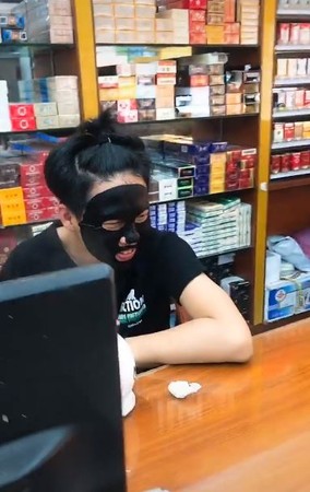 阿金見收銀台「黑臉怪客」激動吠。(圖/翻攝自抖音APP用戶103733933)