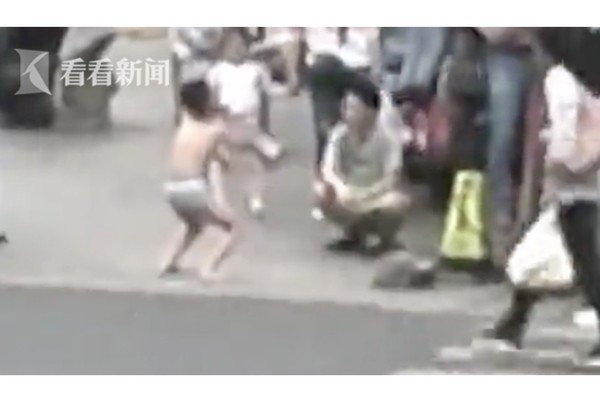 ▲▼大陸男童被罰在路邊穿內褲半蹲。(圖/翻攝自微博)