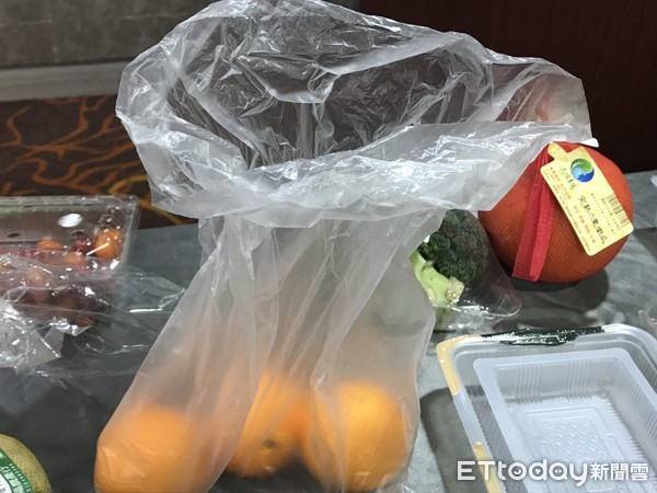 ▲▼蔬果,塑膠袋,塑膠包裝,綠色和平。（圖／記者許展溢攝）