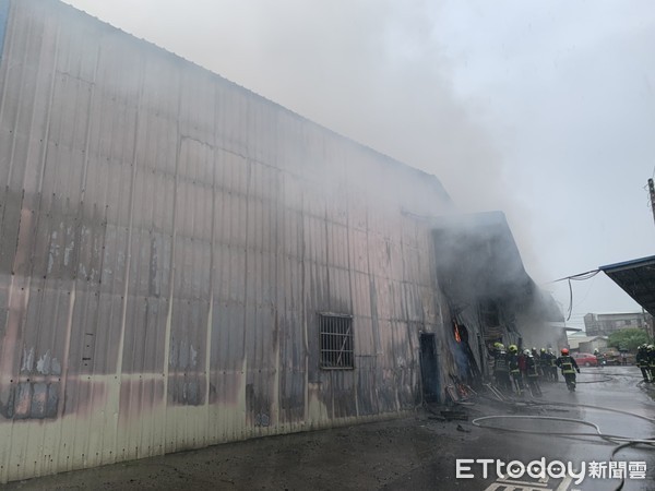 ▲▼台中工廠大火。(圖/記者陳玉翻攝)