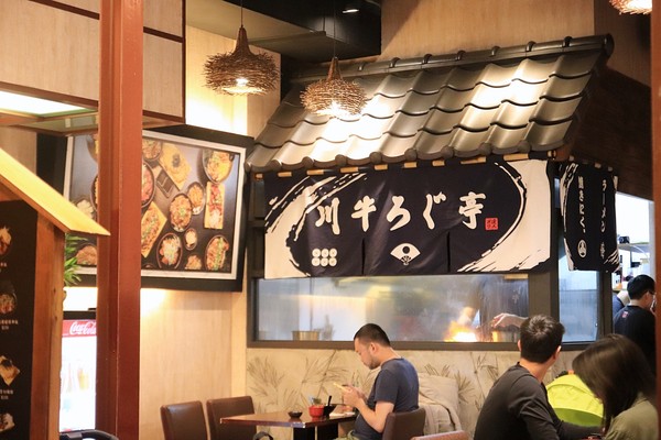▲台中日式丼飯餐廳　還有巨無霸雞腿排。（圖／規小孫提供）