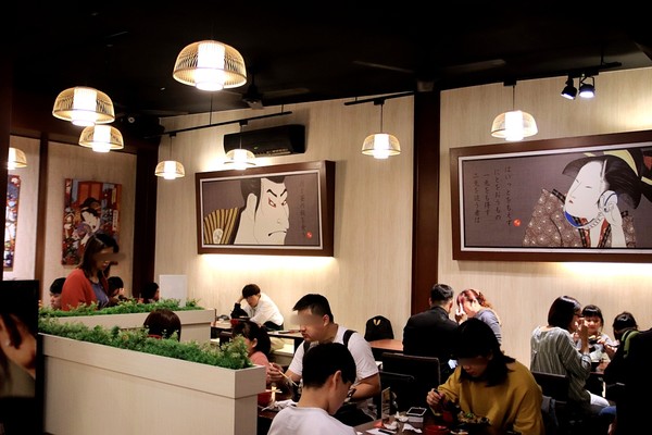 ▲台中日式丼飯餐廳　還有巨無霸雞腿排。（圖／規小孫提供）