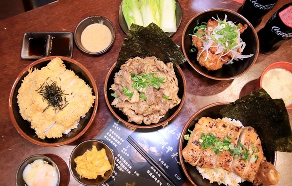 ▲台中日式丼飯餐廳　還有巨無霸雞腿排。（圖／規小孫提供）