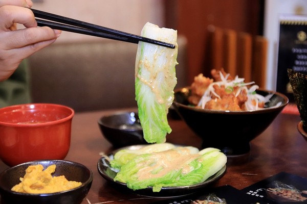 ▲台中日式丼飯餐廳　還有巨無霸雞腿排。（圖／規小孫提供）