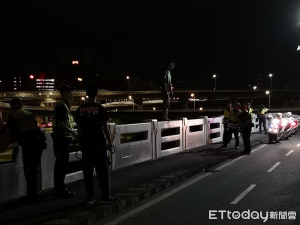 ▲▼台北市忠孝橋驚傳跳橋。(圖/記者范綱儀攝)