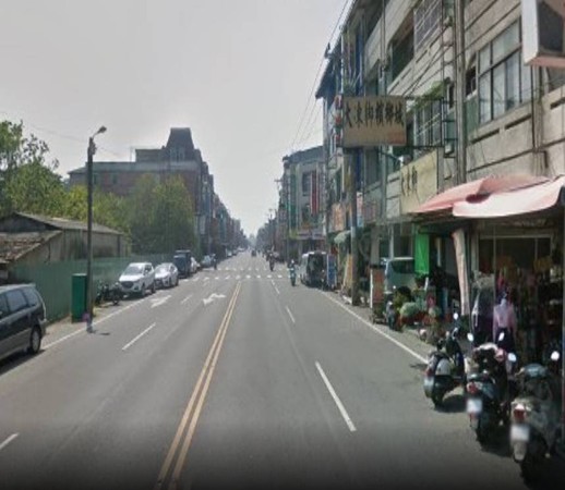 ▲▼ 女子身穿黑衣半夜蹲坐馬路中央,一度被認做是野狗,在車流頻繁的街道上,相當危險。(圖/記者翁伊森翻攝,下同)