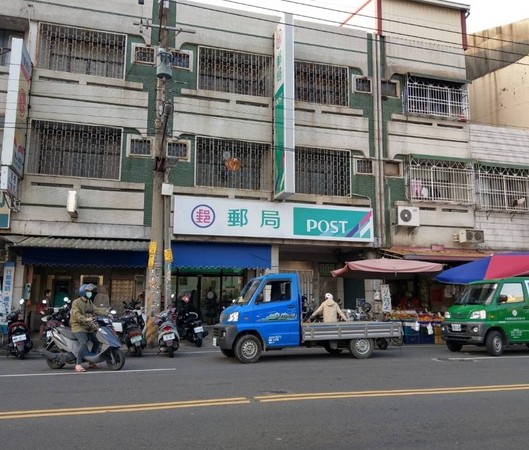 ▲▼ 女子身穿黑衣半夜蹲坐馬路中央,一度被認做是野狗,在車流頻繁的街道上,相當危險。(圖/記者翁伊森翻攝,下同)