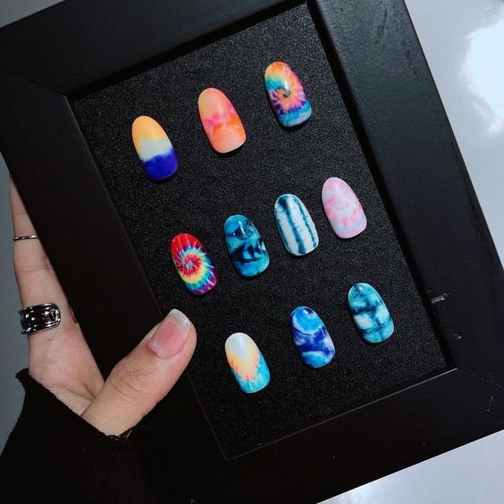 ▲紮染（tie-dye）。（圖／翻攝自awwsam.com、IG@nail_unistella）