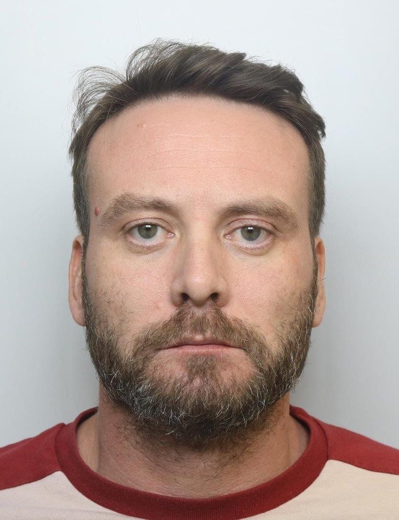 ▲▼狼師為滿足私慾 逼窮母性虐幼女拍照「供賞」。(圖/翻攝自英國國家刑事局)