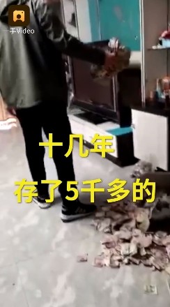 ▲男子的背影一看就充滿無奈。(圖/翻攝自梨視頻)