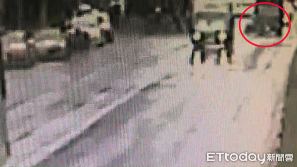 ▲松山區八德路虎林街口9日中午發生貨車撞倒機車騎士的車禍。(圖/記者張君豪翻攝)