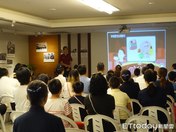 ▲▼為了帶動民眾防災意識，慈濟基金會5月12日在花蓮展開第一場「莫忘那一年-防災教育特展」，由花蓮縣政府代表、花蓮縣警察局長、花蓮縣消防局長、慈濟各志業主管等人，共同開展。（圖／慈濟基金會提供）