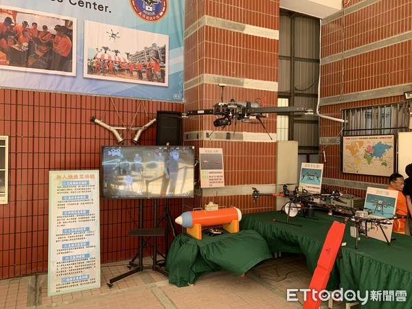 ▲台南市消防局無人機救災中心啟用，展現各式無人機、無人救援船、熱顯像儀無人機等先進裝備。（圖／記者林悅翻攝）