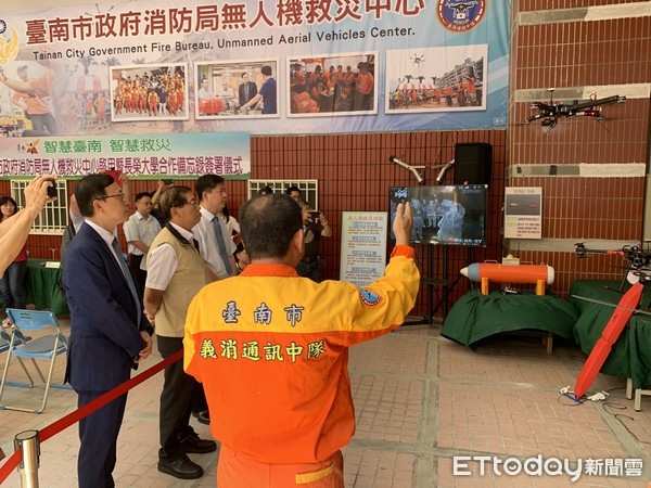 ▲台南市消防局無人機救災中心啟用，展現各式無人機、無人救援船、熱顯像儀無人機等先進裝備。（圖／記者林悅翻攝）