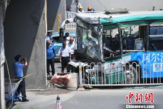 ▲▼昆明一公車與橋墩相撞，多人受傷 。（圖／翻攝自《中新網》）