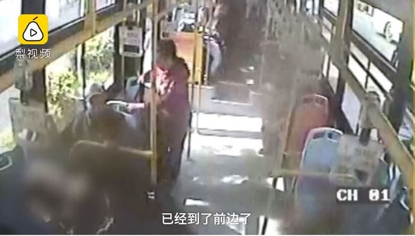 ▲▼山東青島一輛公車上兩女為男人大打出手20分鐘，而該名男子則全程沉默坐在一旁觀戰，讓其他乘客傻眼。（圖／翻攝自《梨視頻》）