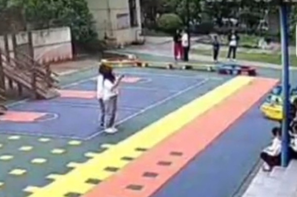 ▲逼喝綠油精體罰！　幼兒園狠師「強按四肢猛灌」：不准跟家人說（圖／翻攝狐搜視頻）