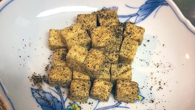 10秒變出「頂級下酒菜」！起司+黑胡椒丟進袋，搖一搖就收工