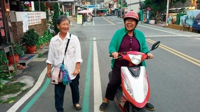 扛背包帶媽媽衝小琉球！　她卻念念不忘晴朗天氣「曬衣服多好」