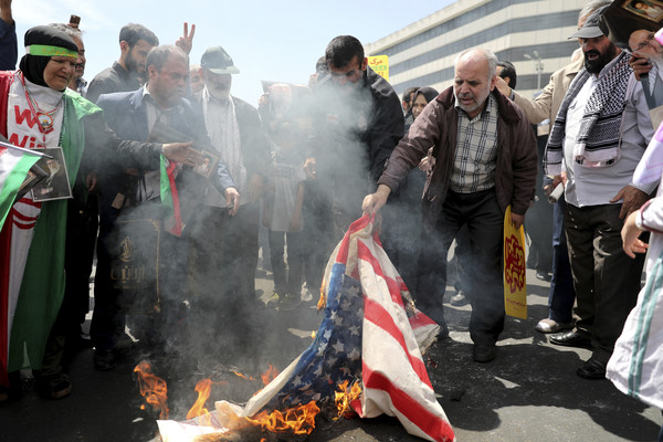 ▲▼伊朗的支持者燒毀美國國旗。（圖／達志影像／美聯社）