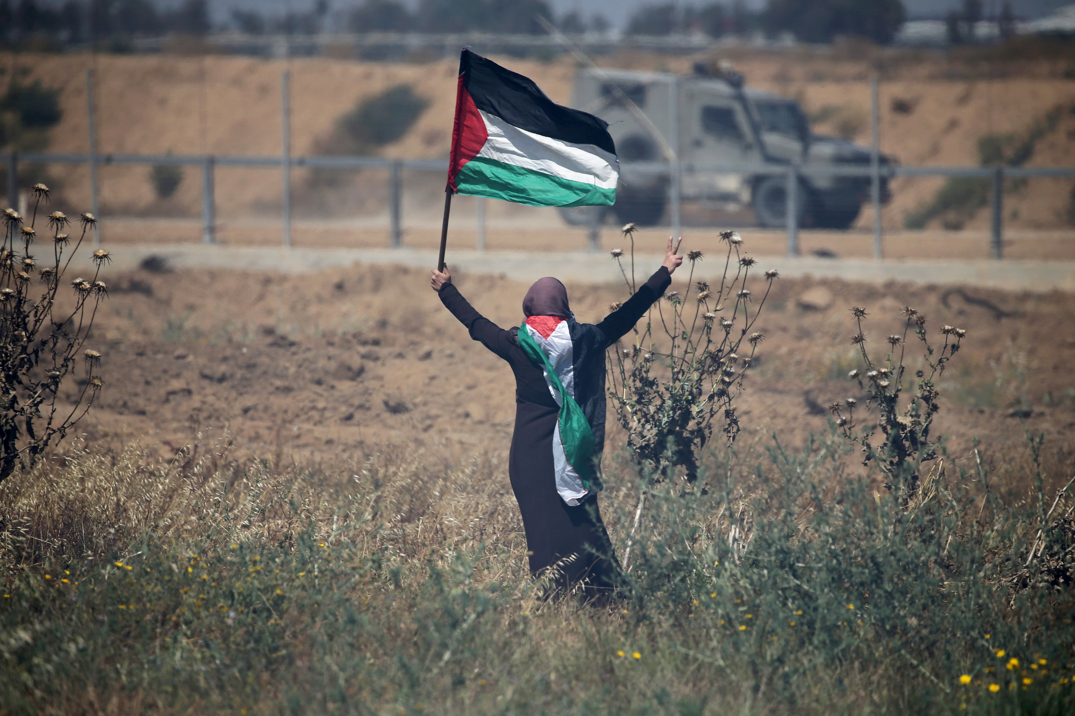 ▲▼15日是災難日71周年，示威者在加薩走廊及以色列邊境舉行紀念活動，在以色列軍隊面前高舉巴勒斯坦國旗。（圖／路透社）